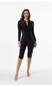 Détail de la combinaison de surf noire à manches longues avec des accents roses