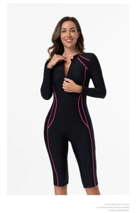 Détail de la fermeture éclair frontale et bandes roses sur le maillot de surf noir
