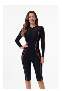 Détail d'un maillot de surf noir à manches longues avec coutures roses et fermeture éclair