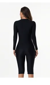 Vue arrière de la combinaison de surf noire à manches longues et coupe mi-cuisse élastique