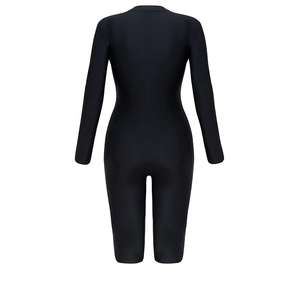 Vue arrière du maillot de surf noir à manches longues avec short mi-cuisse