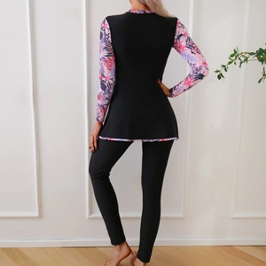 Vue arrière du maillot de bain deux pièces à manches longues avec imprimé floral tropical