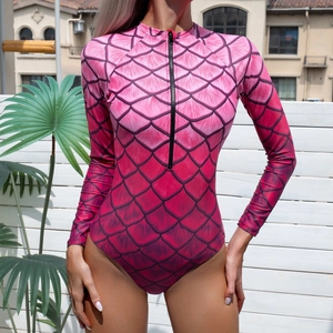Costume da bagno intero da surf a maniche lunghe con motivo a squame di pesce rosa