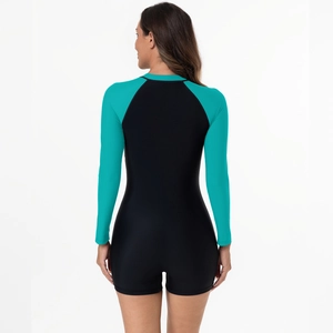 Details der Rückseite des langärmeligen Badeanzugs mit blau-schwarzem Colorblocking