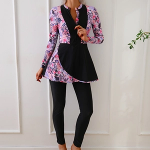 Ensemble rashguard à manches longues pour femme avec haut fleuri et legging noir