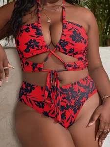 Dettaglio del top bikini taglie forti con stampa tropicale e lacci incrociati in vita