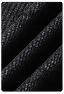 Vue détaillée du denim sergé lavé noir de haute qualité avec une texture diagonale