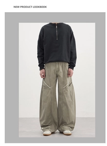 Détail du pantalon cargo avec coutures contrastées et coupe ample style streetwear