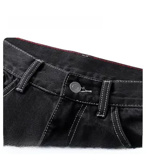 Vue détaillée de la taille du jean évasé noir avec surpiqûres et bouton argenté