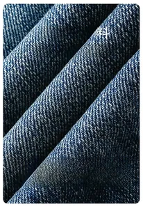 Vista macro del tessuto denim blu navy pesante con trama lavata ad alta densità