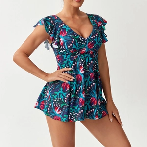 Détail du tankini à col en V avec imprimé floral et bretelles à volants sur tissu bleu