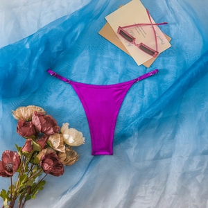 Metallic-lila Thong-Bikinihose mit verstellbaren Seitenringen und Stretchmaterial