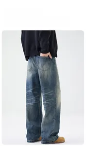 Vista posteriore dei jeans blu scuro vintage da uomo con gamba ampia e vestibilità comoda