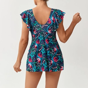 Détail du dos nu en U d'un maillot de bain jupe à fleurs avec manches volants