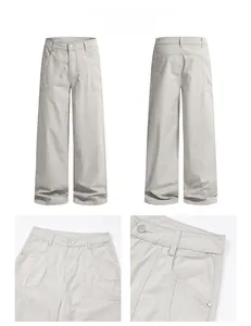 Vues détaillées du pantalon cargo gris clair avec poches latérales et bouton métal