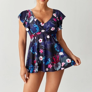 Détail d'un tankini à imprimé floral tropical avec manches à volants et col en V