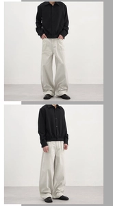Vue complète du pantalon cargo gris clair pour hommes avec veste noire décontractée