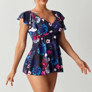 Détail d'un maillot de bain à fleurs tropicales avec col en V et manches à volants