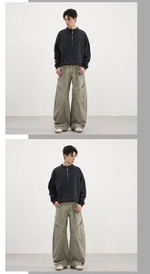 Vue détaillée du pantalon cargo ample vert olive avec poches zippées pour un look streetwear