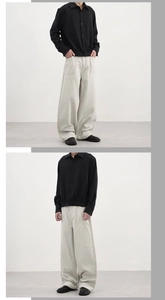 Détails du pantalon cargo gris clair ample et de la veste noire en tissu de style ouvrier