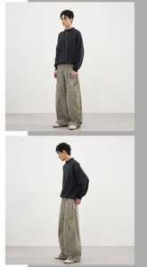 Détail du pantalon cargo baggy avec poches 3D géantes et boutons de réglage à l'ourlet