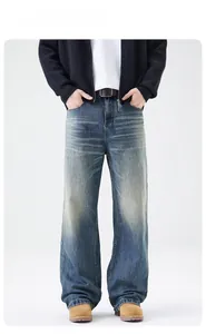 Dettaglio dei jeans vintage blu a gamba larga con baffature ed effetto invecchiato