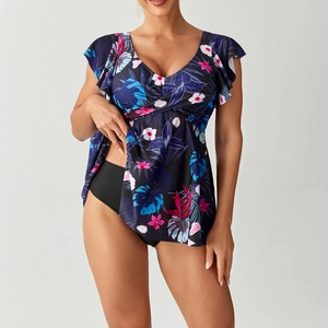 Détail du haut tankini à col en V avec imprimé floral tropical et manches à volants