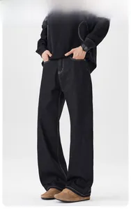 Détails du jean large délavé foncé avec coutures jaunes contrastées et coupe décontractée
