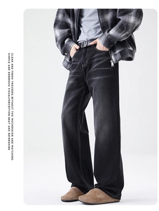 Vue détaillée du jean noir délavé à jambe large avec effet vintage et coupe décontractée