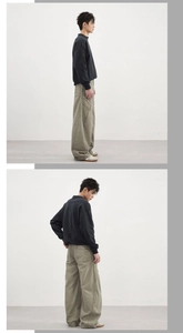 Détail d'un pantalon cargo kaki large et d'un sweat-shirt gris foncé sur un mannequin