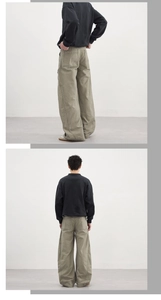 Détail du pantalon cargo en coton lourd avec coutures courbées et poches carrées