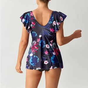 Détail du dos d'un tankini imprimé tropical avec manches volantées et col en V profond