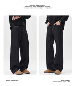 Détail du jean denim American Loose Fit montrant le tissu indigo lourd et les surpiqûres