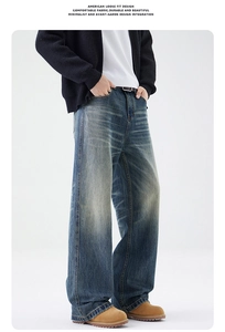 Vista laterale dei jeans larghi da uomo con lavaggio vintage e dettagli usurati in stile retrò