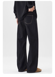 Détail du jean denim large évasé avec poches arrière plaquées et coutures contrastées