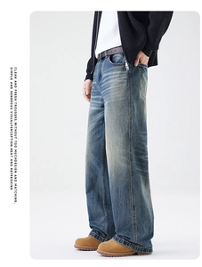 Dettaglio dei jeans larghi vintage da uomo in blu con trama lavata e taglio ampio
