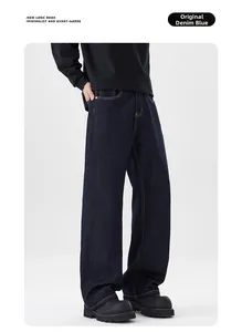 Vue détaillée du jean large bleu brut avec surpiqûres jaunes contrastées et denim rigide