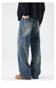 Dettaglio macro del lavaggio vintage e delle sfumature sui jeans baggy retrò