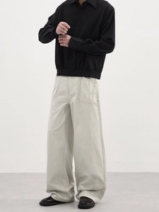 Tenue décontractée pour homme avec chemise noire et pantalon cargo gris clair