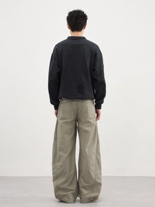 Sweatshirt noir minimaliste pour hommes avec pantalon cargo large vert olive