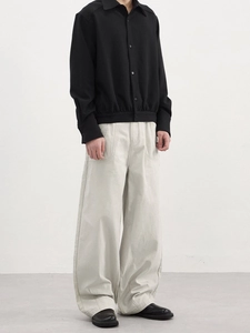 Pantalon cargo homme vintage gris clair coupe large avec chemise noire assortie