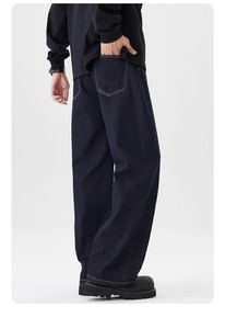 Vue arrière du jean indigo ample pour hommes avec coutures contrastées et poches arrière