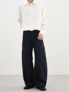 Tenue streetwear homme avec chemise blanche et pantalon large foncé aux poches à bords crus