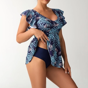 Détail de maillot de bain tankini bleu marine avec imprimé floral et manches volantées
