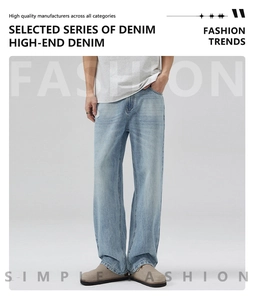 Vue complète d'un jean bleu clair à coupe droite, effet délavé et style décontracté