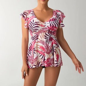 Détail du haut de tankini à imprimé tropical avec décolleté en V et manches volantées