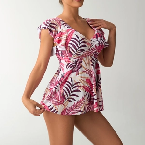 Détail de l'imprimé tropical sur le maillot de bain Tankini avec col en V et volants