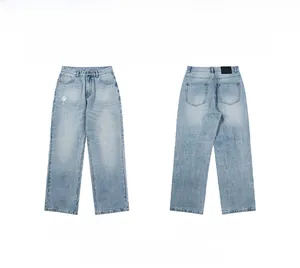 Vues avant et arrière d'un jean droit délavé bleu clair sur un fond blanc neutre