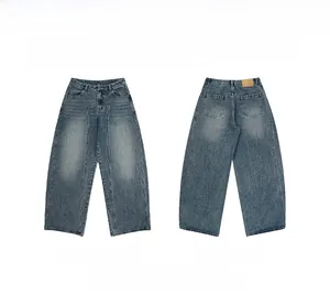 Vue à plat du pantalon cargo en jean bleu rétro délavé, vues de face et de l'arrière