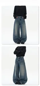 Vue de face et de profil d'un jean large avec détails en denim délavé vintage
